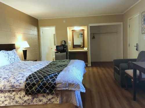 Royal Inn and Suites image 13