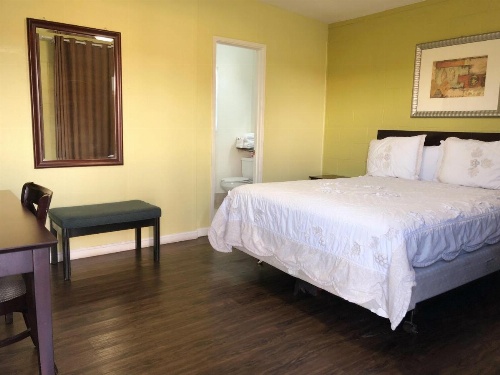 Royal Inn and Suites image 14
