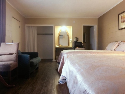 Royal Inn and Suites image 22