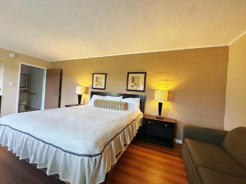 Royal Inn and Suites image 5